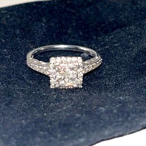 Princess cut style/engagement ring/size 7
Approximately 1-1.5 carat diamonds
